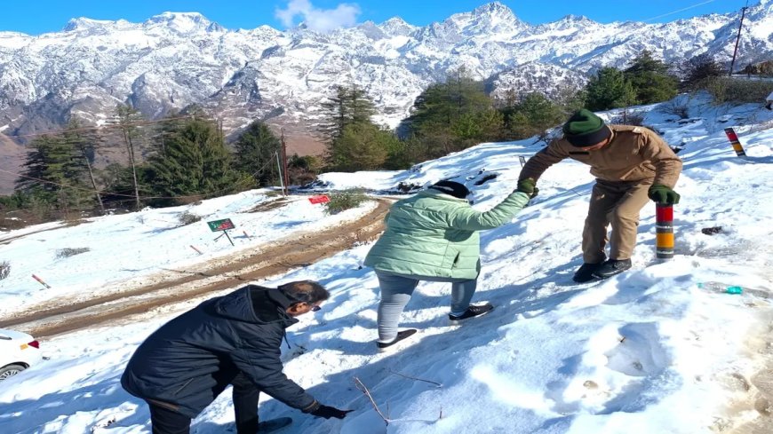 Snowfall Covers Mussoorie to Auli, Chakrata, and Nainital: Beautiful Valleys Turn White – View Stunning Photos